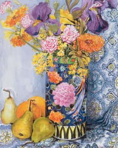 Iris et œillets dans un vase japonais avec des poires